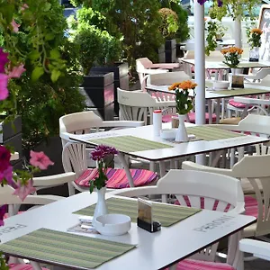 https://hotel-les-jardins-carol.bucharesthotelsnow.com